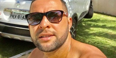 Homem leva 4 tiros após beijar companheiro em bar