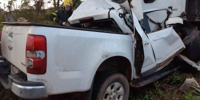 Mulher morre após colidir caminhonete em caminhão na BR-010