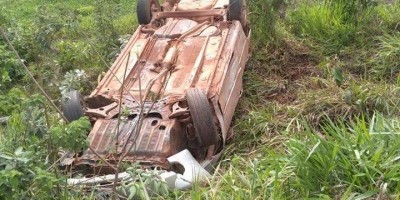 ROLIM DE MOURA: Corolla sofre capotamento na RO-479