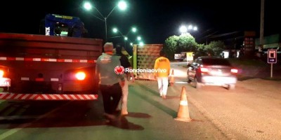 Trator cai de carreta no meio da BR-364 em Porto Velho