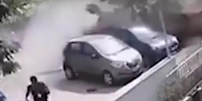 Carro cai de viaduto e atinge pedestres