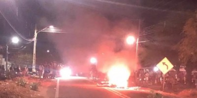 Após assalto, suspeitos são mortos incendiados por moradores 