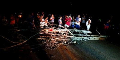 BR-319 é fechada por moradores da vila Dnit em Porto Velho