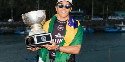 Brasileiro Lucas Vicente é campeão mundial júnior de surfe