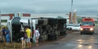 CACOAL: Carreta tomba em rotatória na frente da Havan