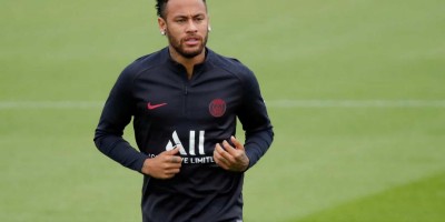 Irritado com reserva, Neymar adota silêncio no PSG