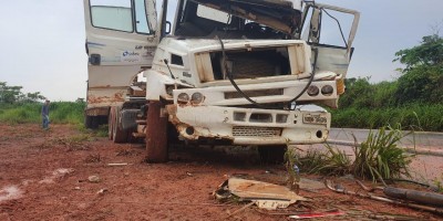 JARU: Acidente entre dois caminhões na BR 364