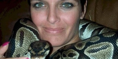 Mulher é encontrada morta com cobra enrolada no pescoço