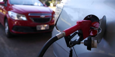 Petrobras anuncia reajuste de 4% no preço da gasolina
