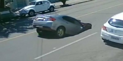 VÍDEO: Carro cai em cratera aberta no meio do asfalto 