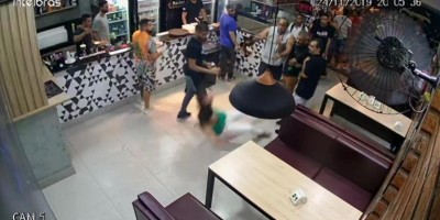 VÍDEO: Homem agride mulher com empurrão e soco em bar