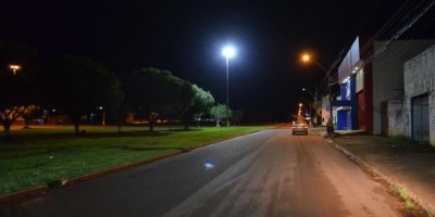 Iniciado processo de substituição das lâmpadas dos super postes da Av. 25 de Agosto em...