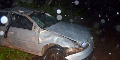 Gol com três ocupantes capota na BR-364 próximo ao Posto da PRF em Jaru
