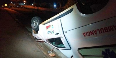 Ambulância capota após grave acidente em, Jí-Paraná