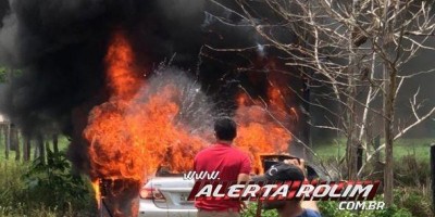 Carro pega fogo enquanto trafegava pela RO-383, em Cacoal