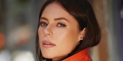 De férias, Paolla Oliveira surge maravilhosa em biquíni neon