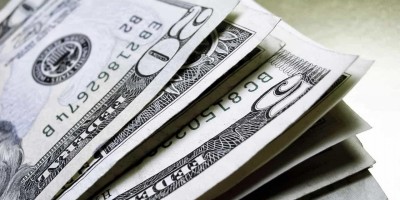 Dólar fecha no menor nível em três semanas