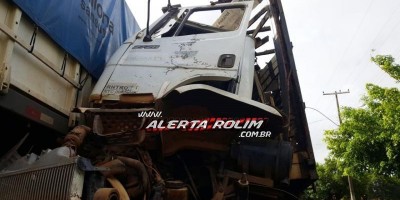 Duas carretas colidem no centro de Rolim de Moura