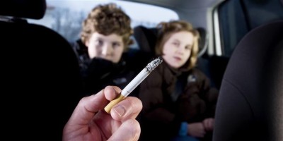 Homem é flagrado com adolescente bebendo e fumando