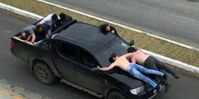 Reféns são usados como escudo humano em carro durante fuga, em Santa Catarina