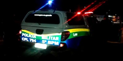 Policial troca tiros com bandido que roubou moto de mulher