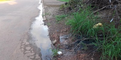 Vazamento de esgoto incomoda moradores na Avenida Florianópolis em Rolim de Moura