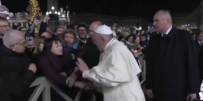 VÍDEO – Papa Francisco se irrita e da tapa em fiel