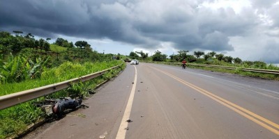 Motociclista é arremessado a quase 70 metros após colisão com carro na BR-364