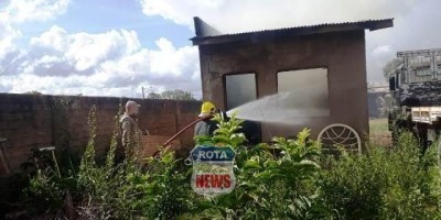 Homem coloca tenta matar marimbondo com fogo e acaba incendiando sua casa em Vilhena