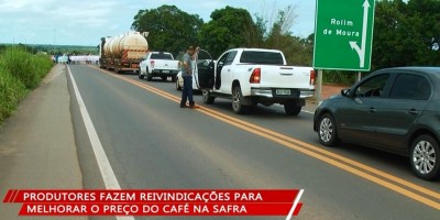 Cafeicultores fizeram manifestação no entroncamento da BR-364 para Rolim de Moura