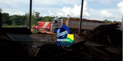 Desabamento de madeiras de carreta mata trabalhador em Ji-Paraná