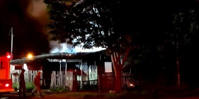 Local onde homem foi assassinado com tiro na cabeça é incendiado em Vilhena