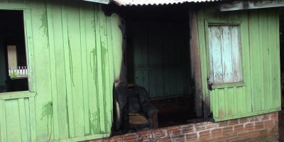 Suspeitos jogam gasolina e botam fogo em residência em Rolim de Moura