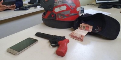 PM localiza motocicleta furtada e prende suspeito com simulacro usados para roubo em...
