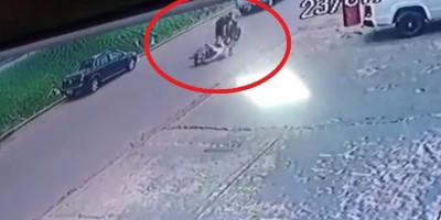 Vídeo mostra jovem sendo derrubada de motocicleta em tentativa de roubo em Cacoal