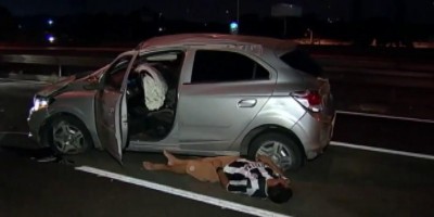Após acidente, motorista é preso ao cair no chão depois de sair do carro bêbado em...