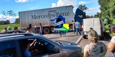 Acidente entre três veículos interdita BR-364 entre Médici e Ji-Paraná; veja o vídeo