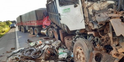 Após acidente sem vítima na BR-364, outro acidente com carretas ocorre por causa de...