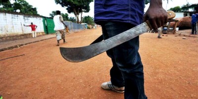Nora chega em casa de manhã e quase é morta a golpes de facão pelo sogro
