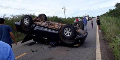 Caminhonete perde o controle e capota na BR-435