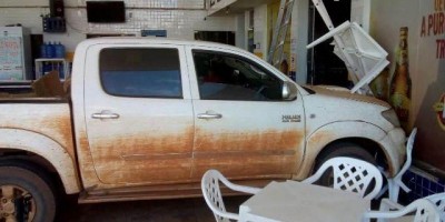 Hilux dirigida por índio perde freio e bate em loja de conveniência em posto de...