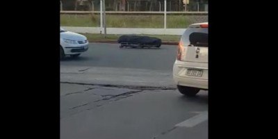 Cadáver cai de carro funerário em meio à avenida movimentada na Argentina; veja o...