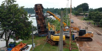 Começa operação para retirar barco e destombar guindaste em Pimenteiras; veja o vídeo