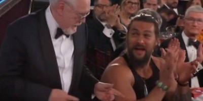 Bombado, Jason Momoa vai ao Globo de Ouro usando regata e viraliza nas redes sociais