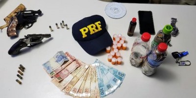 Caminhoneiro é preso pela PRF com revólver e 180 comprimidos de “rebite” em...