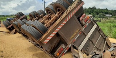 Carreta carregada de soja tomba na BR-364 em Vilhena