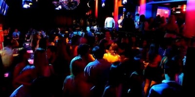 Cliente de boate saca arma após ser expulso de palco por seguranças em Porto Velho