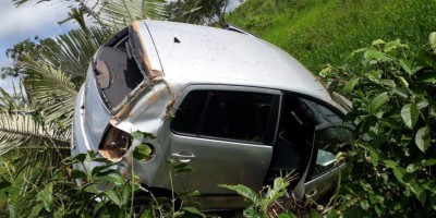 Condutora perde controle de veículo e cai em ribanceira ao bater em buraco na BR-364 em...