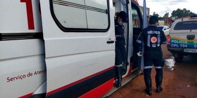 Homem de 29 anos foge após agredir irmão a pauladas