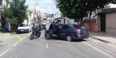 Marido mata mulher a tiros e a joga de carro em movimento